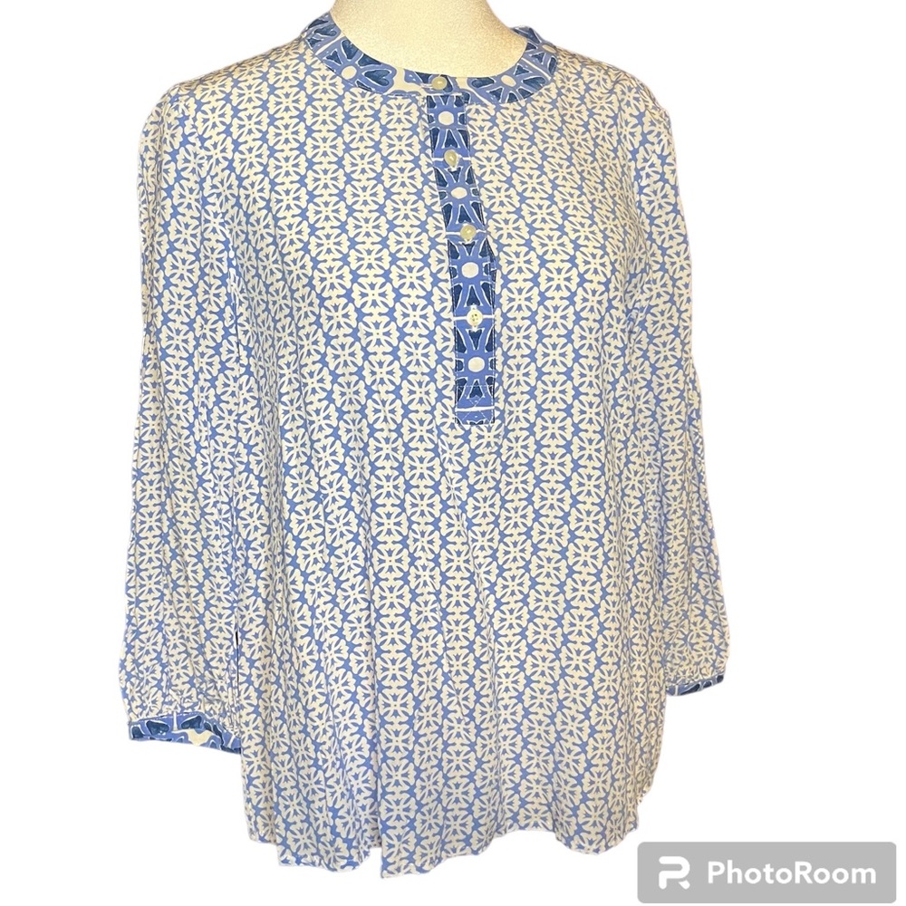 Vineyard Vines Blue and White blouse- size small